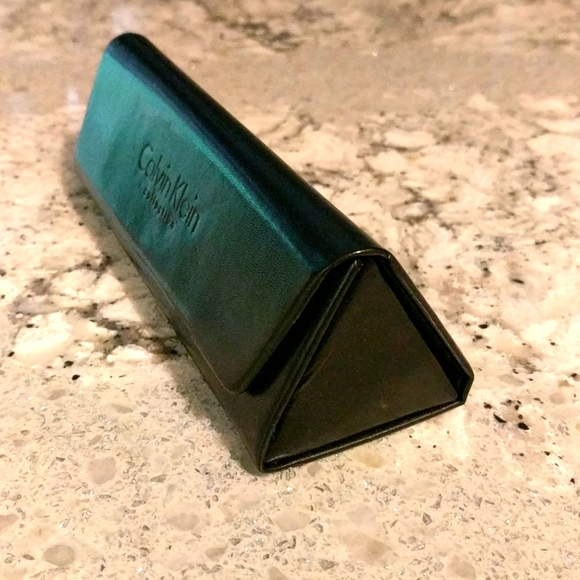 Calvin Klein Triangle Glasses Case - Picture 2 of 4